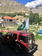 Vlaggen van Pakistan zie je oooooveral op vele wagens en brommers.