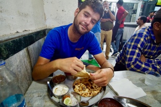Lichtjes beschonken Nacho geniet van het heerlijke Indisch eten.