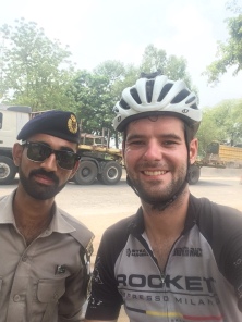 Selfie met de Pakistaanse politie.