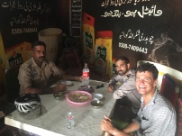 Lunch met de Pakistaanse politie.