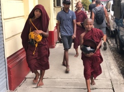 Boeddhistische monniken in Yangon.