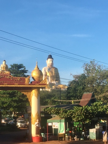 Grootset boeddha beeld van Myanmar.