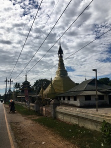 Pagoda naast de weg.