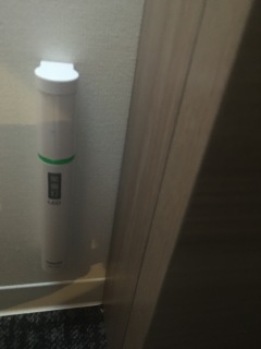 Naast elk bed hangt een zaklamp in de Japanse hotels.